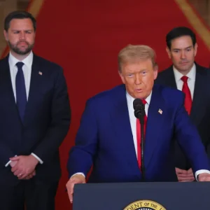 Trump abandona liderança democrática dos EUA, diz Anne Applebaum