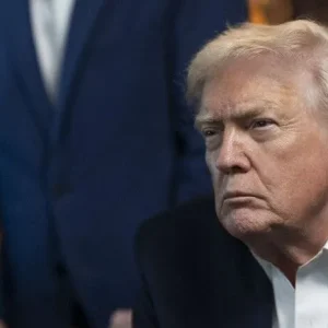 Trump diz que Irã está em colapso financeiro e não paga militares