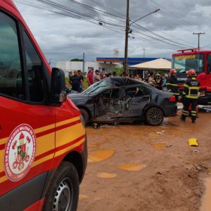 6 pessoas ficam feridas em acidente entre caminhão e carros na MT-140