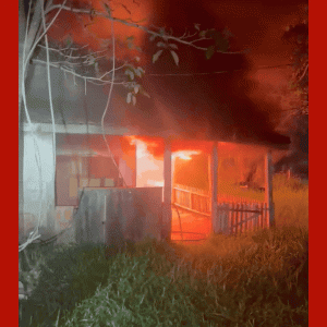 Filho descumpre medida protetiva e incendeia casa da mãe em Juína (MT)