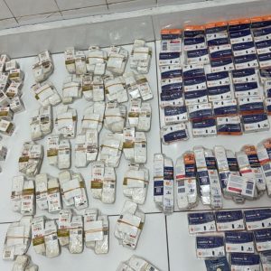 Suposto policial preso pela PF esconde medicamentos para emagrecimento em pneu de carro em MT; vídeo