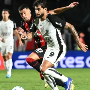 Corinthians empata com Vitória em jogo fraco e entra no Z4 do Brasileiro