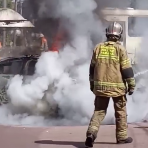 Vídeo: carro elétrico pega fogo em Curitiba e motorista escapa