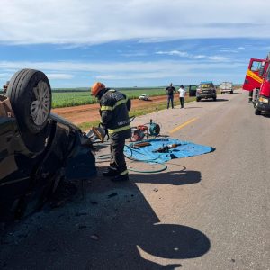 Motorista morre após bater carro contra carreta e caminhão na BR-070