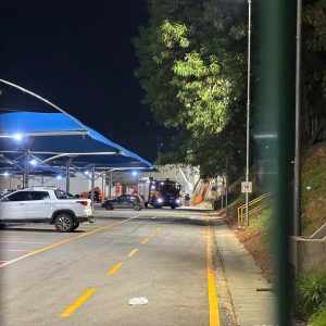 Homem morre após ser atingido por caixa d'água de 30 mil litros em estacionamento de supermercado