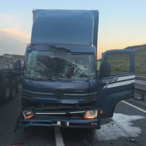 Acidente entre caminhão e carro deixa homem ferido na Via Dutra, em Porto Real