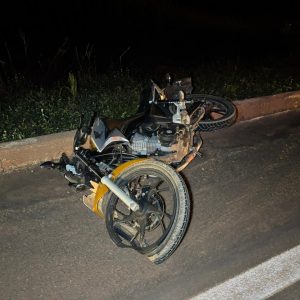 Motociclista morre e passageira fica ferida após moto bater em vaca