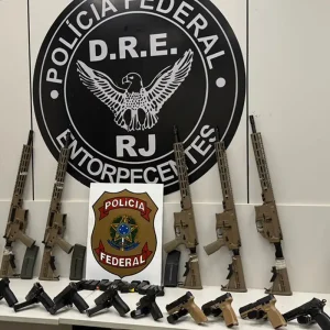 Em duas ações na Via Dutra, PF apreende 10 fuzis e 12 pistolas