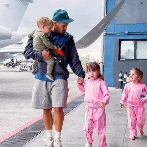 Zé Felipe reencontra filhos após polêmica sobre viagens de Virginia