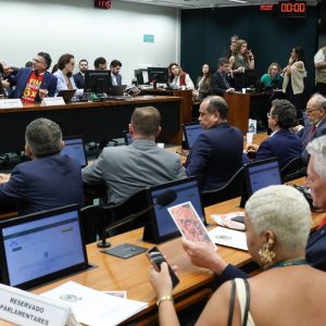 Oposição critica PEC do fim da escala 6×1 durante votação na Comissão