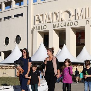 Feira do Livro terá Zélia Duncan e Pilar Quintana; entrada é gratuita