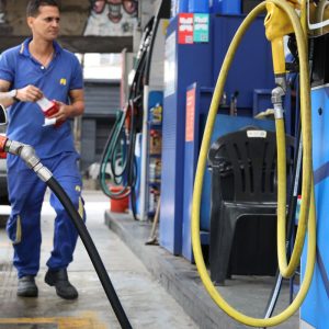 Governo fixa subvenção da gasolina em R$ 0,44 por litro