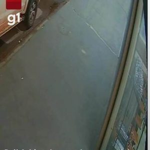 VÍDEO: policial atira contra 2 homens armados durante ataque em MT