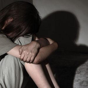 Mulher é presa por abandono de incapaz após filho de 6 anos ser encontrado sozinho | HiperNotícias