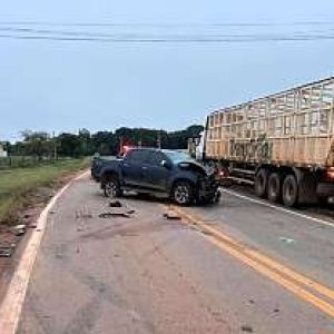 Cinco pessoas ficam feridas após colisão entre caminhonete e van em MT | Power Mix