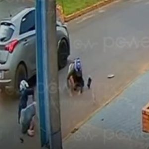 Vídeo mostra motociclista e passageiro ”voando’ em batida com HB20 | HiperNotícias
