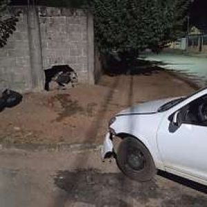 Motorista embriagado bate carro contra muro de residência e é preso em Nobres | Power Mix