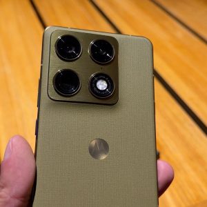 Motorola Edge 2026 aparece em imagens vazadas com visual inspirado no Signature