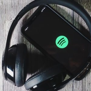 Spotify anuncia podcasts com IA, novo app Studio e repasse de royalties