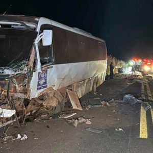 Casal morre após carro bater em carreta e micro-ônibus durante ultrapassagem