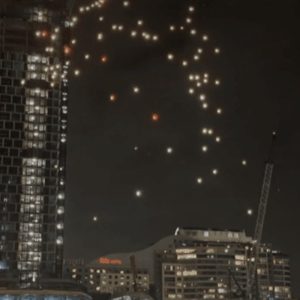 Drones caem do céu após falha técnica em festival na Austrália
