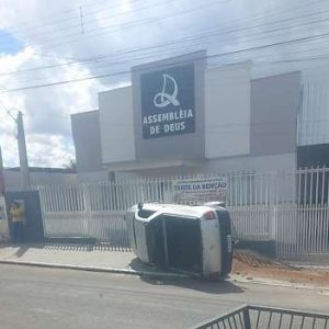 Carro tomba após quebra na barra de direção em Nova Mutum | Power Mix