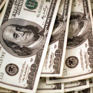 Dólar cai para R$ 5 e bolsa sobe com alívio no Oriente Médio