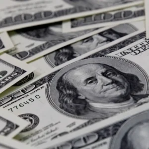 Dólar cai para R$ 4,98, e bolsa sobe em dia de alívio