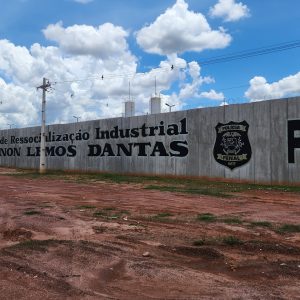 Policial penal é presa ao tentar entrar com drogas em presídio de MT