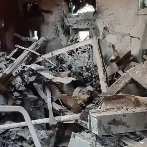 Atentado mata 12 policiais paquistaneses com carro-bomba e tiroteio