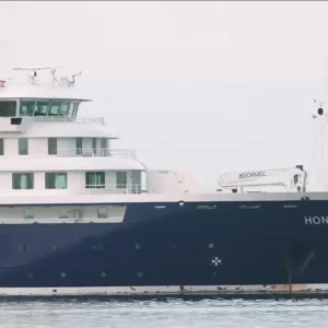 Autoridades iniciam retirada de passageiros do navio afetado por hantavírus