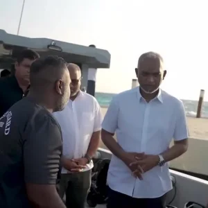 Mergulhadores especializados buscam corpos de turistas no mar das Maldivas