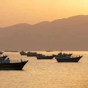 Irã fez disparos de advertência contra navios em Ormuz, diz mídia estatal