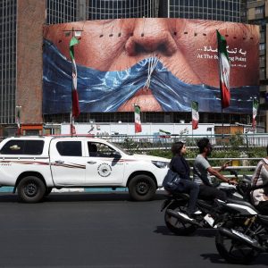 EUA voltam a atacar Irã, que retalia contra base militar no Kuwait