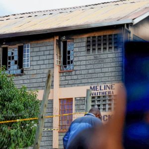 Quênia prende 8 estudantes suspeitos de incêndio criminoso em escola