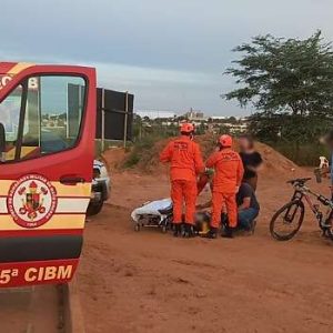 Ciclista fica ferido após ser atingido por caminhonete em avenida movimentada de Nova Mutum; veja vídeo