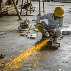 Produção industrial cai e tem pior mês de abril em 3 anos, diz CNI