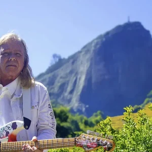 Exposição gratuita comemora 50 anos de carreira de Victor Biglione