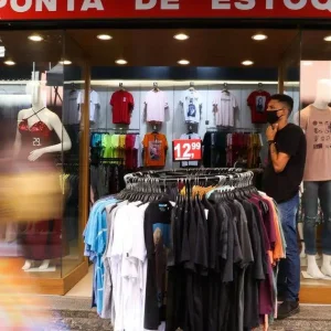 Lojistas fazem “Dia Livre de Impostos” no Brasil; descontos chegam a 70%