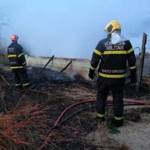 Bombeiros socorrem vítima esfaqueada e combatem incêndio em residência
