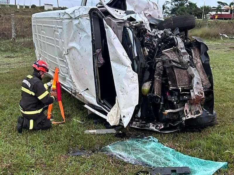 Cinco pessoas ficam feridas após colisão entre caminhonete e van na MT-140