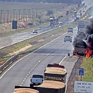 Carreta-tanque pega fogo e interdita rodovia em MT; veja vídeo – MidiaNews