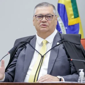 Dino relata ameaça de funcionária de aérea e cobra educação cívica