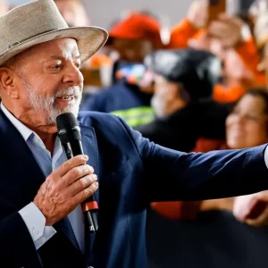 Lula diz que Flávio é “traidor” e atua por intervenção dos EUA no Brasil