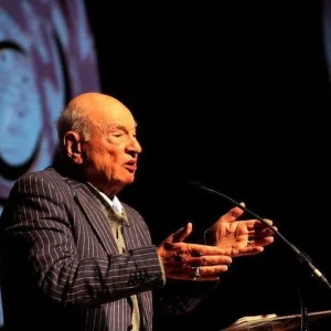 Morre o filósofo Edgar Morin aos 104; pesquisadores brasileiros lamentam