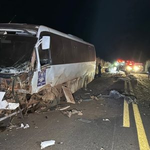 Dois morrem em acidente entre micro-ônibus, carreta e carro na rodovia Nova Mutum-São José do Rio Claro