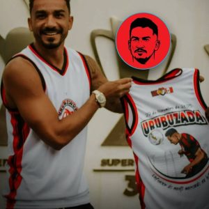 Danilo ganhou da torcida organizada Urubuzada uma camisa em homenagem ao gol do …