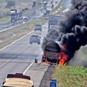 Caminhão tanque é atingido por incêndio e provoca bloqueio na BR-163 em Nova Mutum