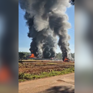 Incêndio atinge seis caminhões dentro de galpão em Jarinu (SP); veja vídeo