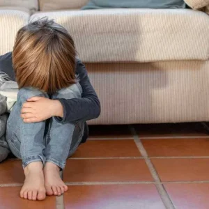Menino de 6 anos é encontrado sozinho e chorando após ser abandonado em casa